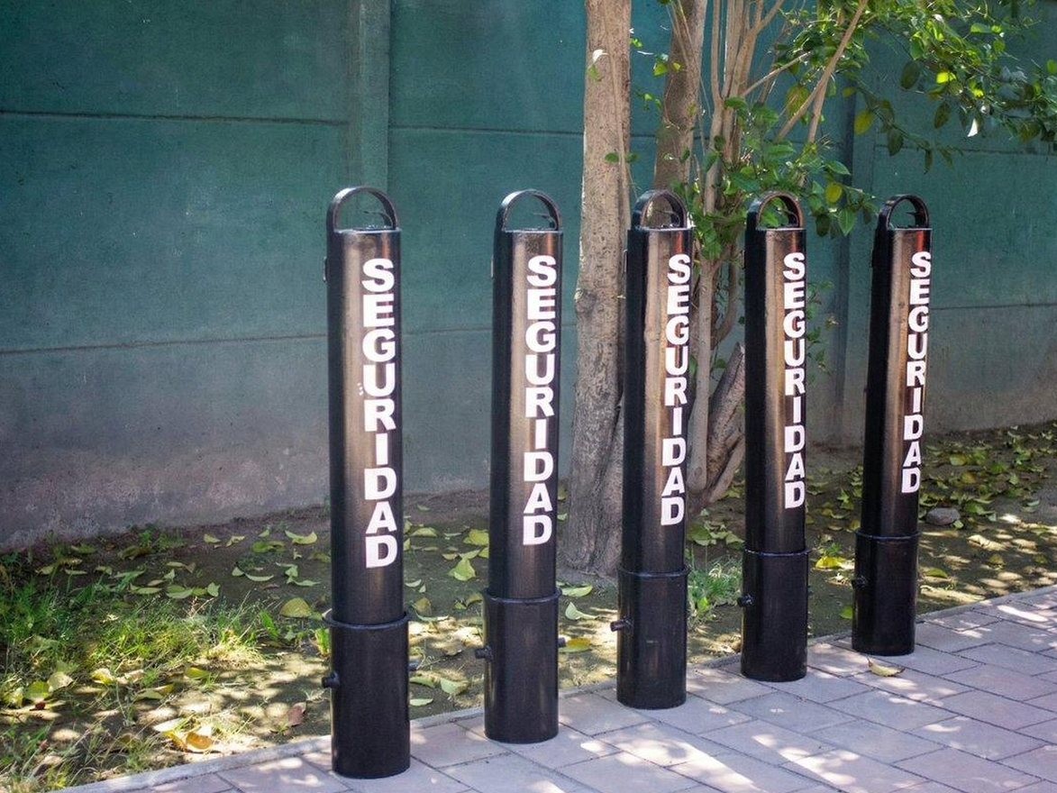 Conjunto de pilonas de seguridad instaladas