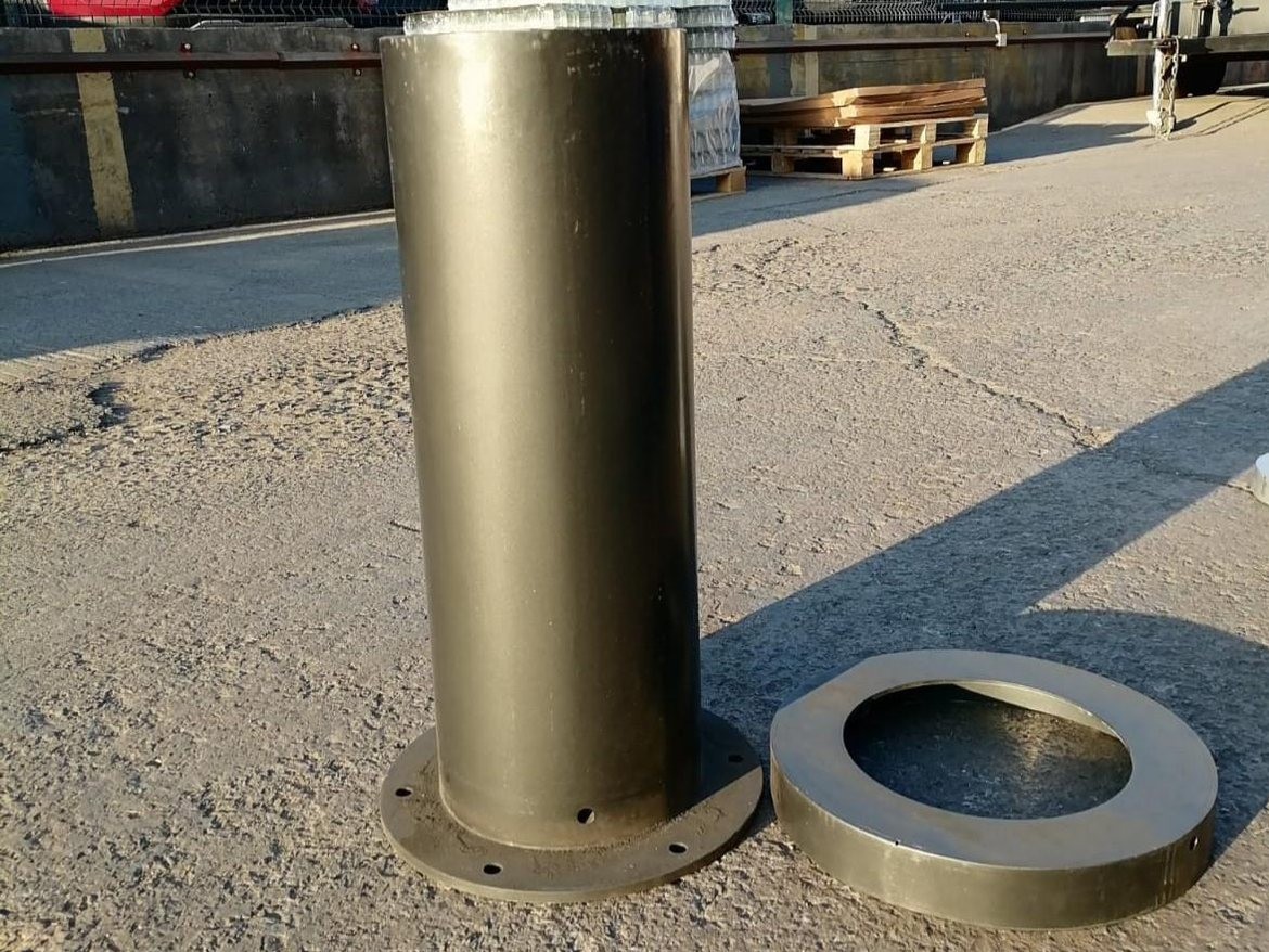 Pilona de seguridad con embellecedor