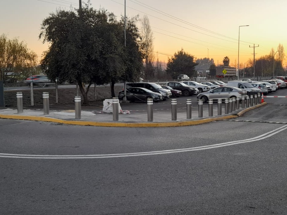 Bolardos de acero inoxidable instalados en Agrosuper