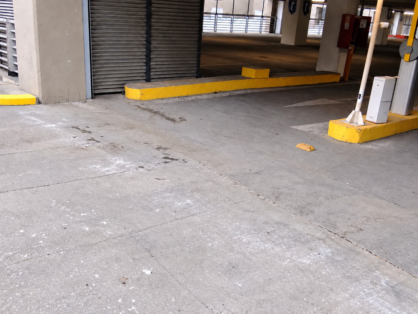 Acceso del estacionamiento antes de instalar pilonas