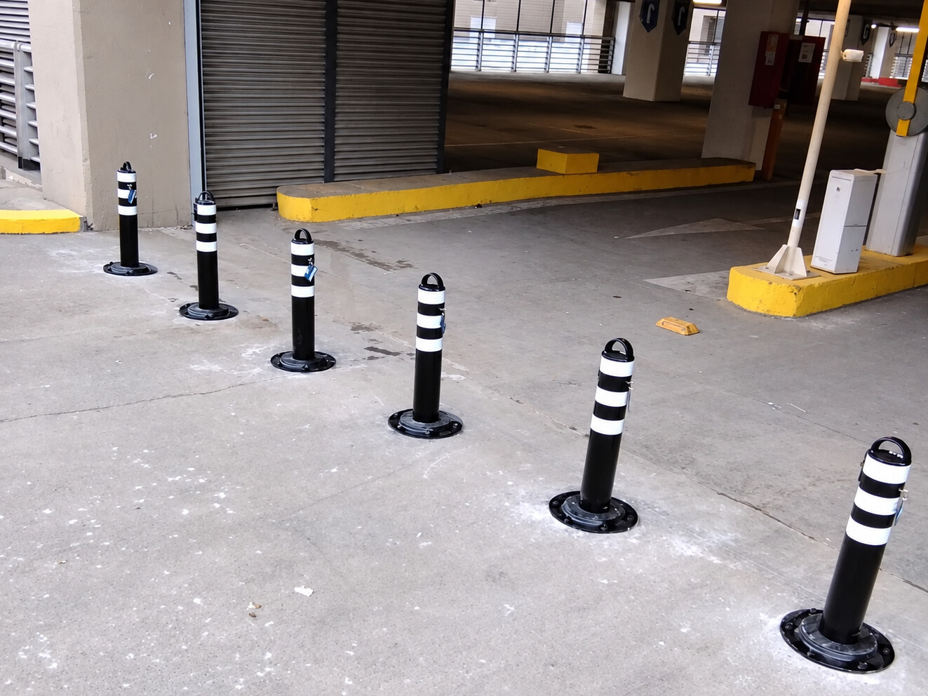 Pilonas extraíbles instaladas en estacionamientos Autocity
