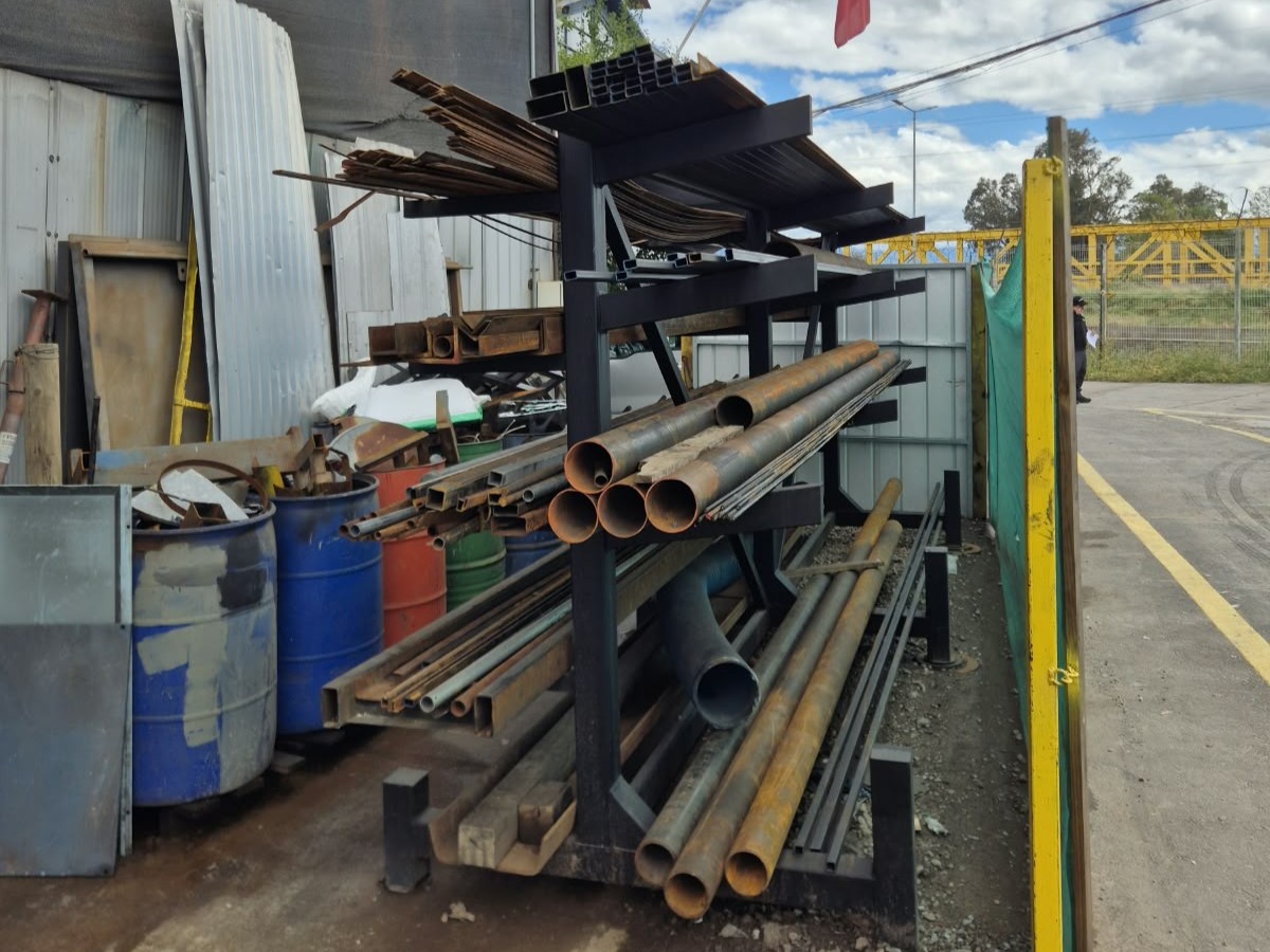 Rack cantilever fabricado para almacenar perfiles y cañerías