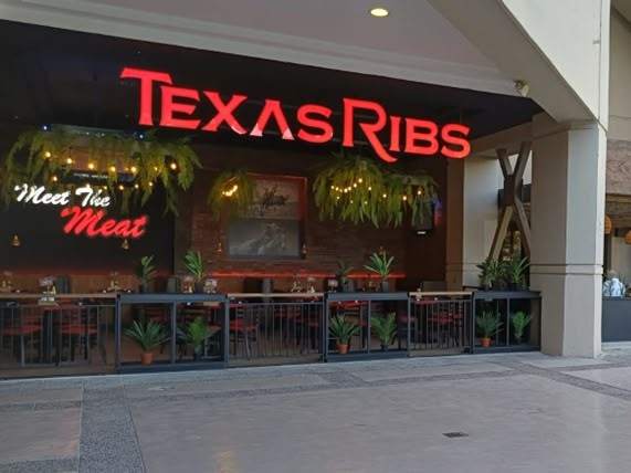 Frente del local Texas Ribs antes de la intervención