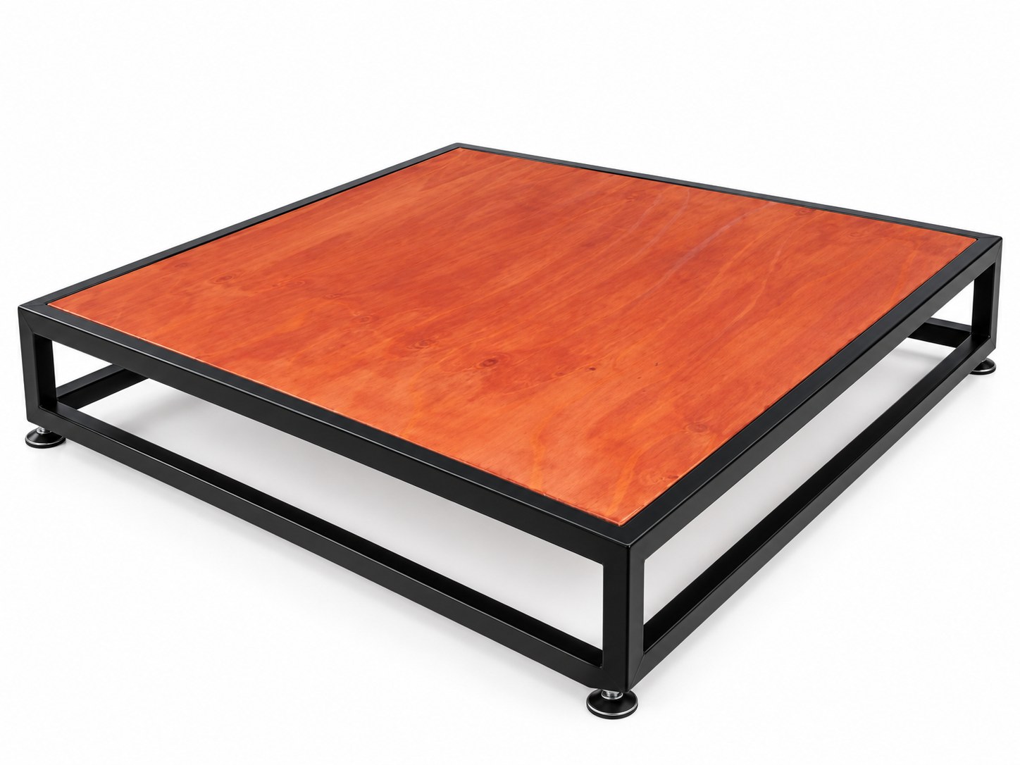 Tarima baja con cubierta de madera y estructura de acero negra